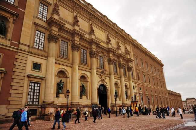 王宮横の広場に到着です