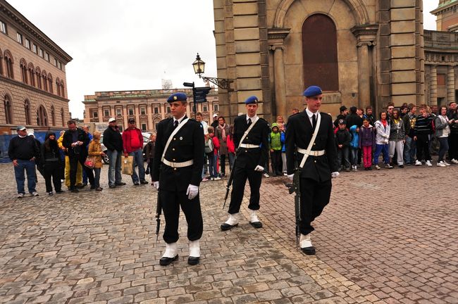 王宮に人が集まってきます。<br />そろそろ衛兵の交替でしょうか？