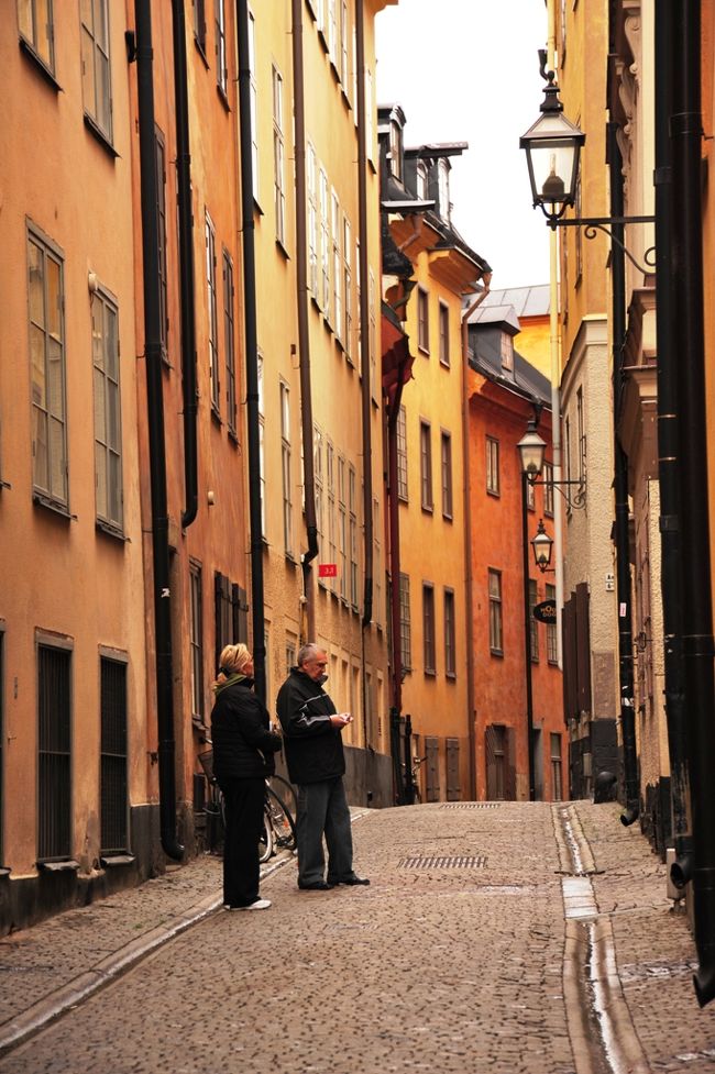 これからガムラ・スタンの中を歩きます。<br />裏路地はこんな感じです。