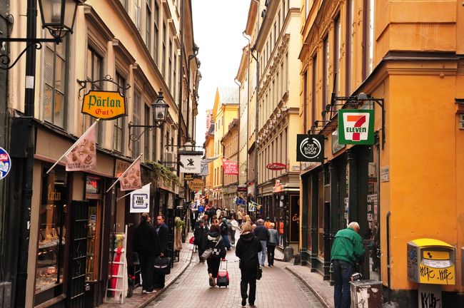 ガムラ・スタンのメイン通りにきました。<br />土産物店などがひしめいています。<br />人も一杯です。