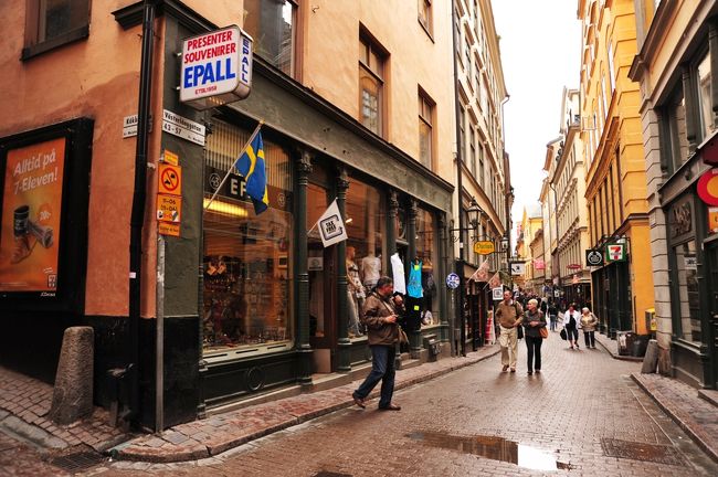 目抜きのエステルロング通り<br />スウェーデン国旗は、<br />土産店を持つレストランですか。