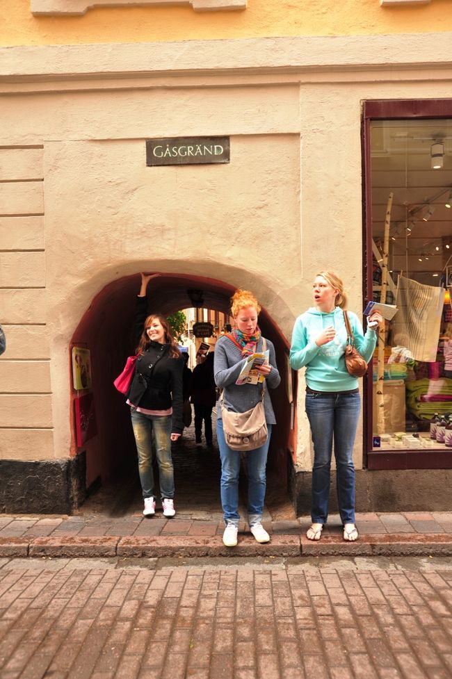 路地をすすむには低いトンネル<br />