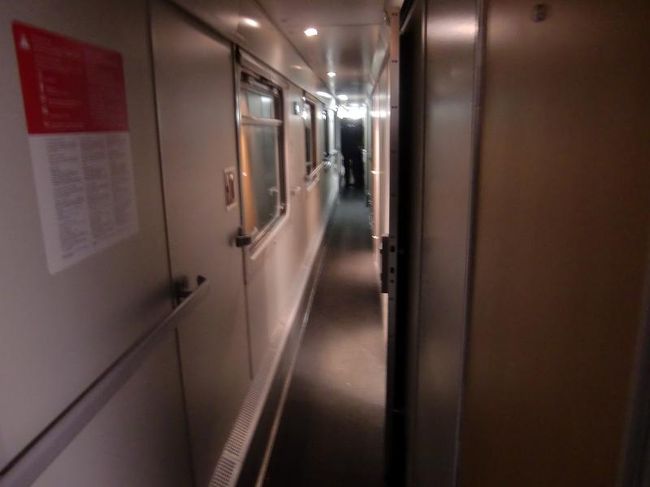 夜10時過ぎ。定刻から10分ほど遅れてシギショアラを離れた寝台列車は、一路ハンガリーはブダペストへと向かう。<br />ここは寝台列車の通路。どうやら車両ごとに係員がいるらしく、でっかいおばちゃんが案内をしてくれる。