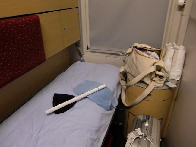 狭っ！<br /><br />これが第一印象。ブカレストで「一等車（2人用）のコンパートメントを一人で使うのが一番安全」とのアドバイスをもらい、旅の友（の可能性）よりも身の安全を選択した。<br />そう、ここは2人用。つまり上にはもう一段ベットが出てくる仕組みになっているのだ。