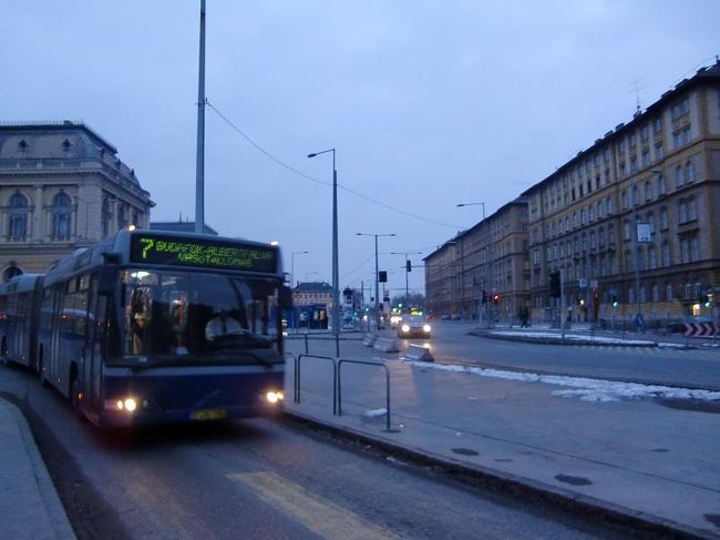 朝6時過ぎにブダペスト到着。<br />この日の目的地はスロヴァキアの首都、ブラチスラヴァ。ブダペストは列車の乗り換え地にすぎなかったのだ。けど…。<br /><br />「折角来たんだし」<br /><br />禁断の言葉が頭をよぎる。