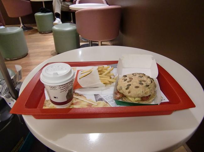 結局、ブダペスト名物「ゲッレールト（温泉）」にだけ立ち寄ることに。<br />まずはマックで腹ごしらえ。<br /><br />「早すぎる朝はマックで時間つぶし」<br />これは就活の時に東京でよくやったことである。<br />各国のマック食べ比べ、もこの旅の大事なテーマなのでした。ハンガリーでは妙な豆がパンに入っている。