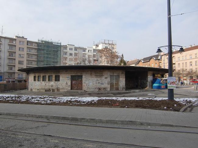 降り間違えた。<br /><br />どんどん時間は過ぎていく。<br />ちなみにこの日は日曜日。翌日はほとんどの博物館が閉まってしまう。この日のなるべく早いうちにブラチスラヴァにつかなければ、目的の中世武器博物館にたどり着けない…！<br />