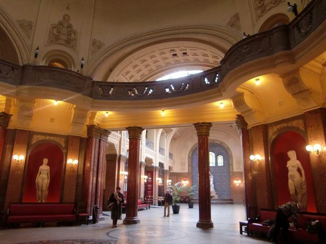 やっとの思いでゲッレールト着。<br /><br />ここはいい思い出なし。<br />受付は愛想が悪いし、チップだと勝手に思ったのかお釣り一銭も返さねぇし、おまけにお湯は冷たい。<br />風邪ひくってんで、即撤収。