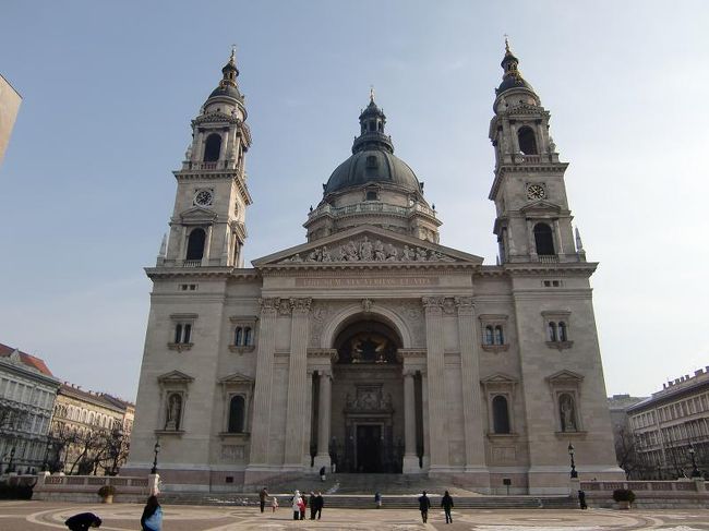 これではあまりにも悔しい、ということでシナゴーグを見学しに行くことにする。<br />道に迷って気づいたら聖イシュトバーン大聖堂へ。<br />時間はどんどん過ぎていく。