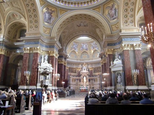 日曜なのでミサの真っ最中。<br />ちなみにここで初めて日本人を見た。