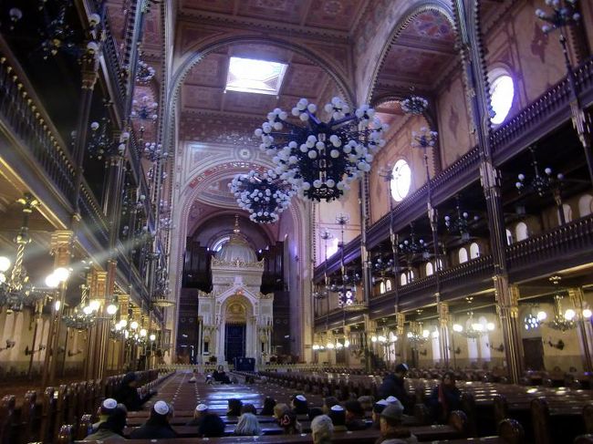 シナゴーグ内部へ。