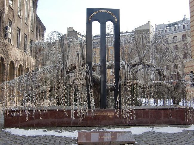 ここには博物館も付属していて、ユダヤ人に関する展示を見ることができる。<br />「ユダヤ人」と言うとすぐにナチスの迫害に結びつける人が大半。「人間として知っておかなきゃいけない」みたいな（笑）なんと押し付けがましい先入観であることか。<br /><br />ちなみにこの葉には犠牲者の名が記されている（多分）