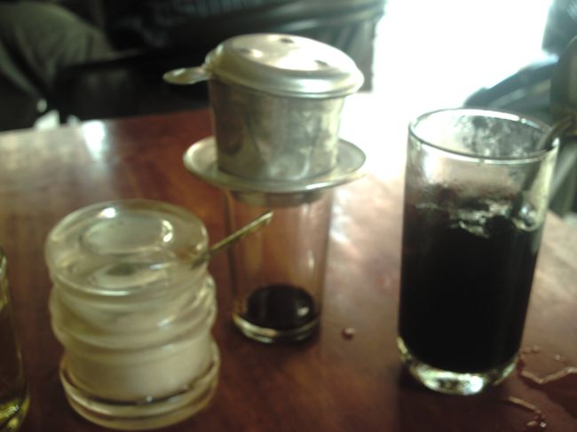 チョロン地区。<br /><br />チュングエン・コーヒーの３点セット。<br />中央のアルミがドリップ式の容器。<br /><br />ミルクはなく、左の砂糖をたっぷり入れる。<br />タクサン入れないと呑めないほど・・濃厚！！<br /><br />１２０００ドン：７０円