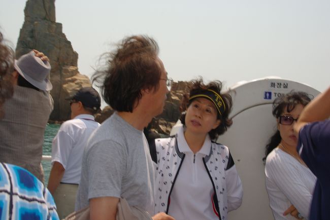 彼女が話している人はどうも〈脱○者〉のようです。<br /><br />彼とは座席が隣なので、観光地図を見ながら島の確認などをしました。<br /><br />また携帯のカメラで景色を盛んに写していました。