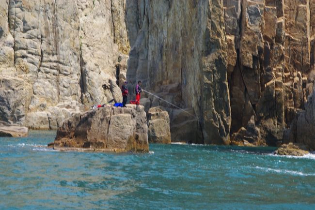 釣りをしている人もいます。<br /><br />海が荒れたら大変でしょう。