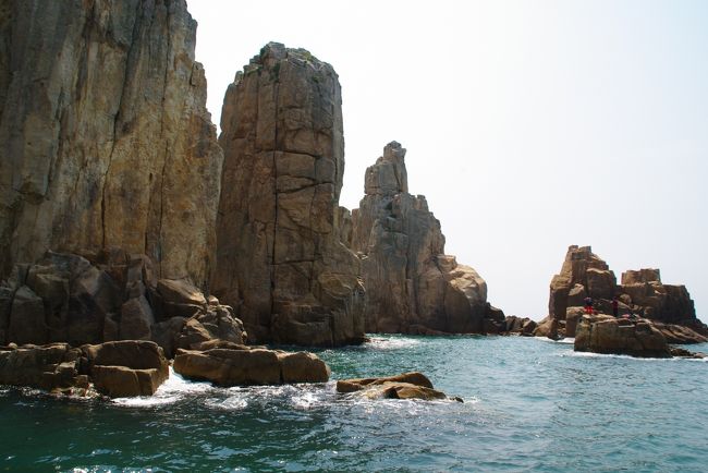 荒々しい岩壁が続きます。