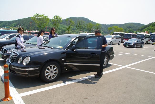 下船後、彼女たちの車で弥勒山に向かいます。