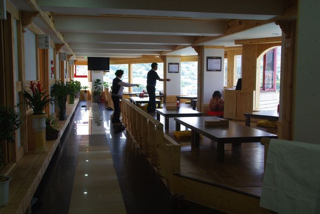 彼女たちに連れられ刺身屋に入りました。<br /><br />窓から閑麗水道が眺められる特等席。<br /><br />１人では到底入る気にもなれないところです。