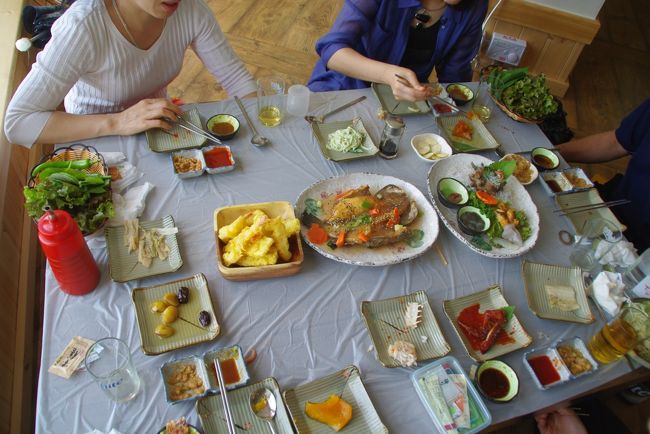 海老のてんぷら、魚のあんかけが出ています。<br /><br />その後、海鮮鍋など食べきれないほど出ました。<br /><br />みなさんよく食べます。<br /><br />これだけ食べて、ビールも飲んで日本円で１万円くらいだと言っていました。