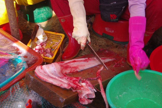 早速巨大アナゴをゲットしました（10,000w）<br /><br />その場で捌いてくれます。