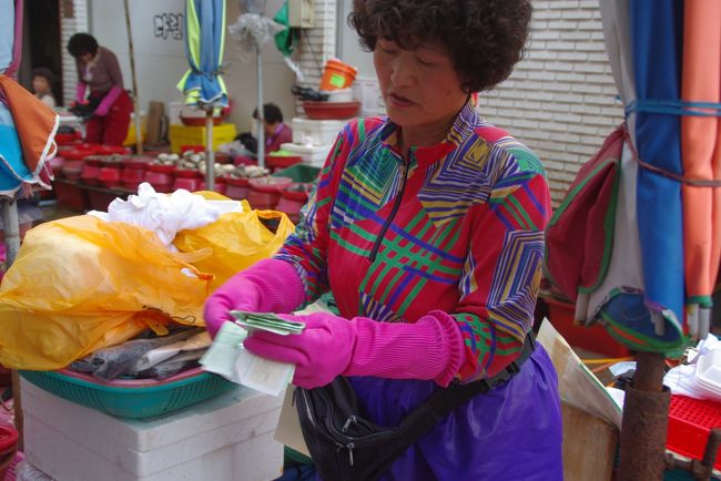 支払いしてます。<br /><br />まだまだ買い物（買い漁り）は続きます。<br /><br />