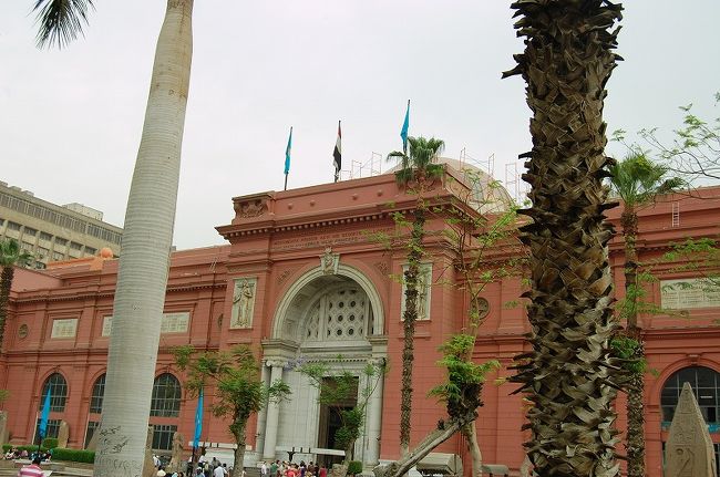 ホテルからず〜っと歩いてカイロ博物館まできてしまいました。まだ開いてないので中には入れませんが、また後で…。