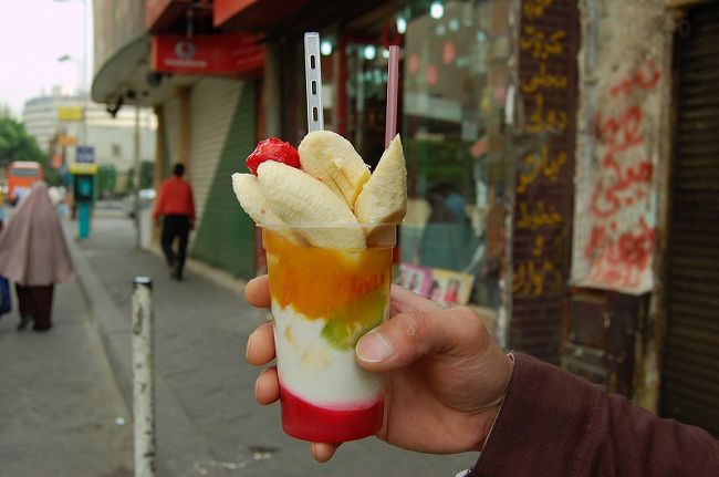 ホテルに戻る途中でコクテールを発見したので食べながら帰ってきました。ずっと出会えなかったので食べられてよかったです。甘くておいしかった。