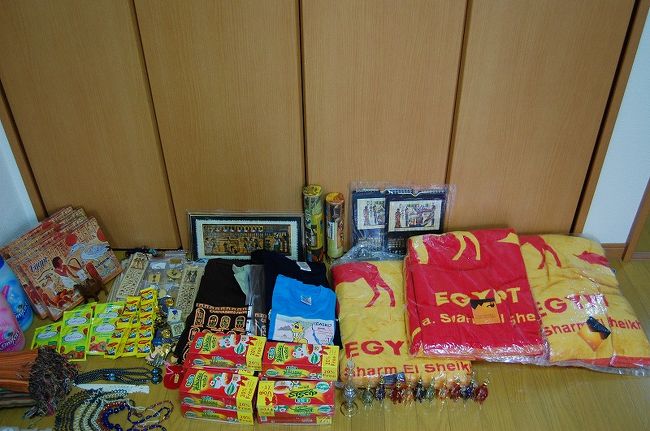 今回はたくさんおみやげを買ってきたので写真を撮ってみました