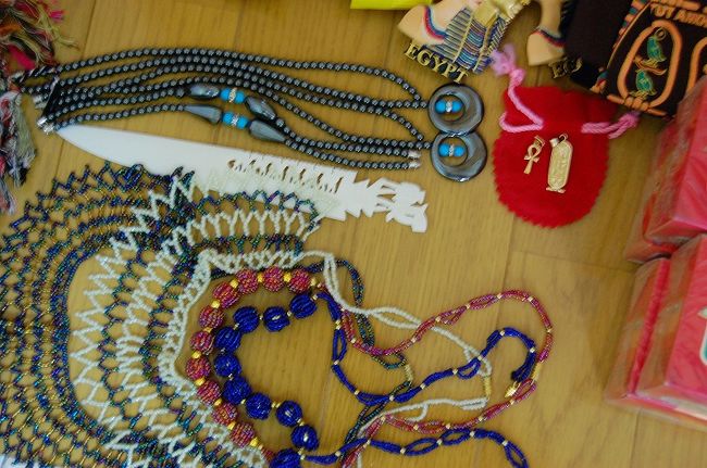 アスワンのサプライズ、ファルーカに乗った時、ヌビアのお兄さんから買った民芸品。貴金属のお店で買ったカルトゥーシュとアンク。アラバスターのお店で買ったネックレスとブレスレッド