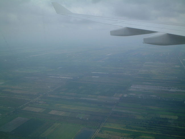 まずはバンコクに到着。<br />その後、飛行機に乗り換えて<br />プーケットへ向かいます！<br />トランジットは1時間位でした。