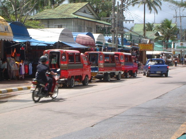 買い物はトゥクトゥクで。