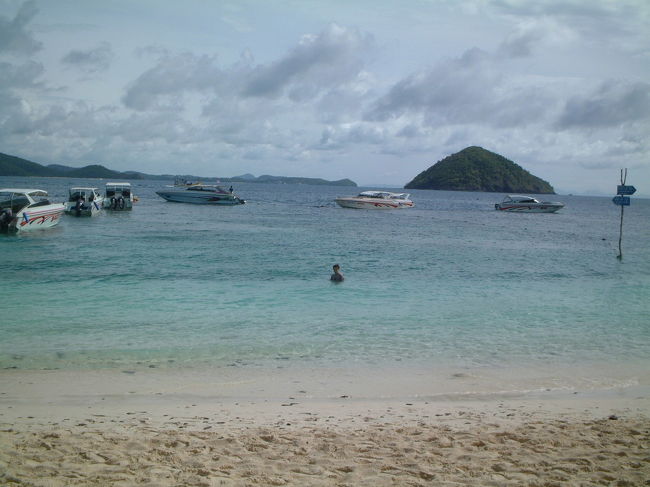 プーケットから1時間位のCoral Islandへ。<br />本当はピピ島に行きたかったけど、<br />この島を勧められました！<br /><br />現地では、バナナボードやパラセーリング、<br />海中ウォーキングなど、<br />いろんなマリンスポーツが楽しめました☆