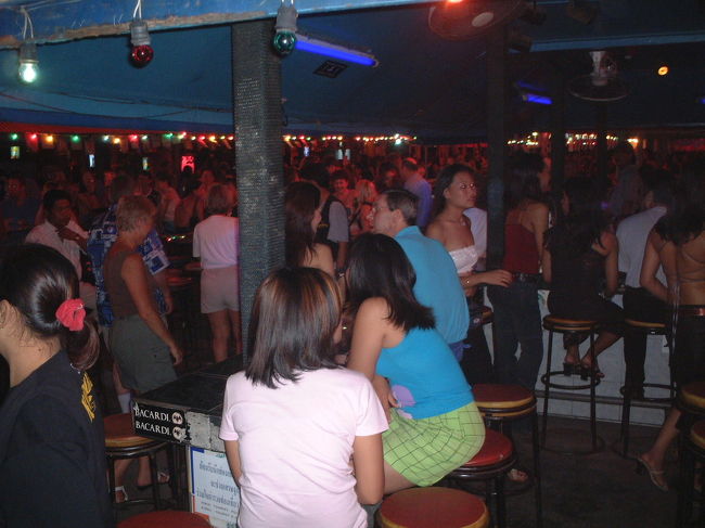 夜のレストランやバーは<br />地元の人＆観光客で賑わってます。