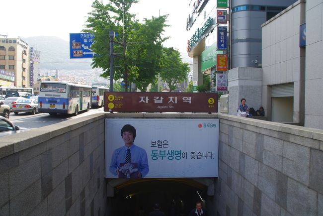 ここから地下に入り、道路の向こう側が有名なチャガルチ市場です。