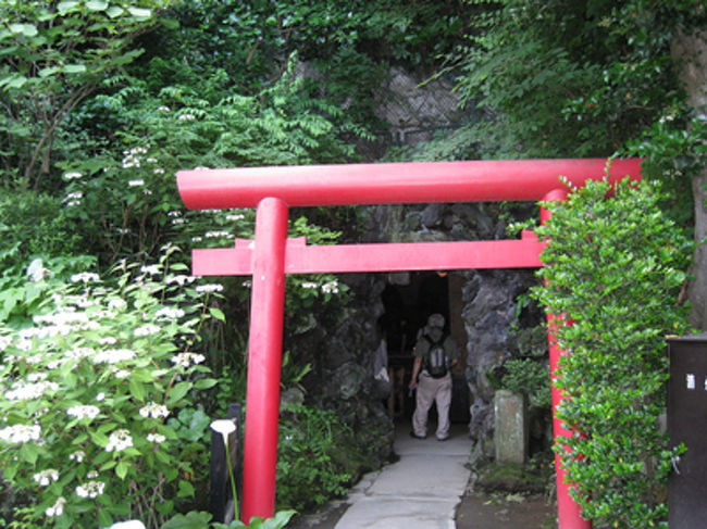 こちらは弁天堂の洞窟の入り口です。