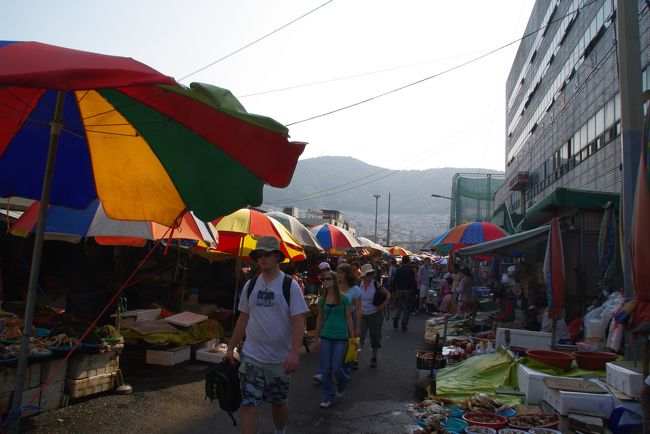 外部はこのように・・・<br /><br />ほとんどが観光客だと思います。