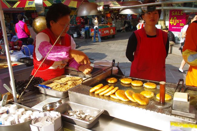 ホットッを売る屋台。<br /><br />隣の店は行列ができていましたが、この店は暇そうです。