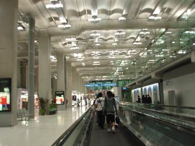 ２３：４０分・バンコク　スワンナープ空港に到着しました♪