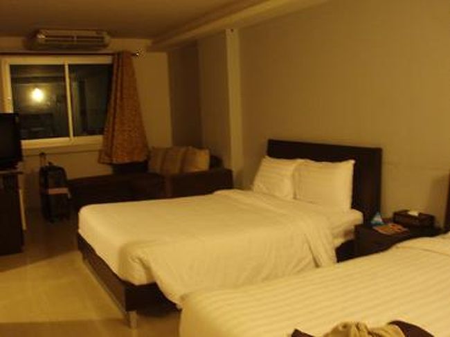 お部屋です。<br />暗い感じがするのは・・・<br />リビングに明かりが一つしか無いから(笑)<br />しかも端っこに明かりがあるので、夜は薄暗いかも(^_^;)<br />格安ツアーのホテルだから、仕方ないよね(笑)<br /><br />お部屋は綺麗なほうで、奥にソファーもあり、<br />ベットもダブルとシングルが１台ずつあり、<br />大きなベットでふかふかで良かったです。