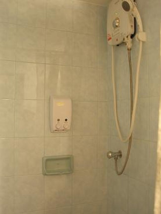 お風呂場は、バスタブが無いのでシャワーのみ(^_^;)<br />壁に、シャンプー・ボディシャンプーが取り付けられていました。<br />