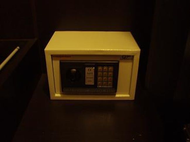 部屋に金庫ありましたが、金庫が開かなくて・・・<br />説明書も無いし、スタッフ呼んでやっと使えました。<br /><br />ドタバタしてたら、もう深夜で、<br />慌ててシャワー浴びて、寝たのは朝３時頃・・・<br />もう二日目に突入してるし(笑)<br />疲れました〜（*ｘ＿ｘ）