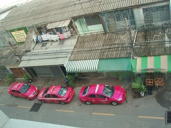 バンコク旅行★二日目〜♪<br />朝６時頃起床。<br />深夜にホテルに到着したので、ちょっとしか就寝出来ず、まだ眠いです・・・（*ｘ＿ｘ）<br /><br />ホテルの部屋からの眺めです。<br />市場が連なっていて、ピンクのタクシーがいっぱい！