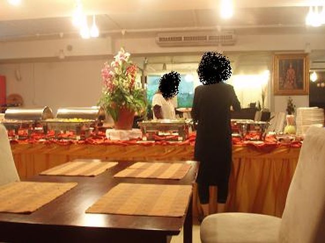 ホテル一階のレストランで、朝食バイキングです。<br />