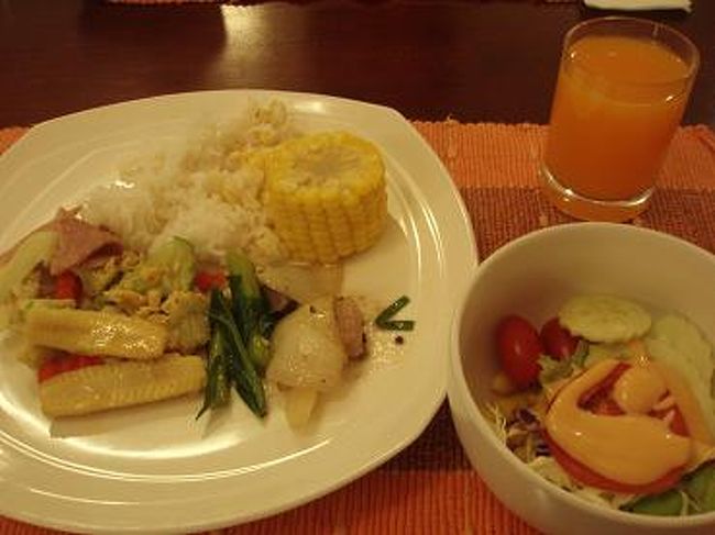 メニューは炒め物が多かったです。<br />スープ・ご飯・チャーハン・パンなどもありました。<br />ゆでたトウモロコシがあったので、食べてみたケド・・・<br />美味しくなかったです(^_^;)