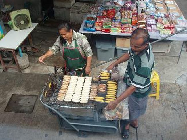 今日は、アユタヤに観光に行きます！<br />ＨＩＳのツアーで、同じホテルに泊まってる２０人位でバス移動しました。<br />偶然にも、飛行機の３列シートで私と母と知らない若いお兄ちゃんが一緒になりましたが、<br />その時のお兄ちゃんがいたのでビックリ！！<br />すごい偶然で、お互いビックリしてましたよ〜<br /><br />バスの中から、市場を見ていたら、<br />【焼きバナナ】作ってました。美味しいのかな〜？