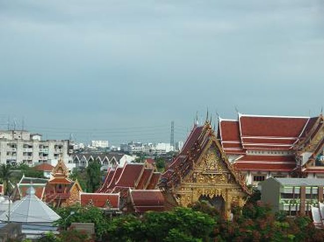 タイの町並みを見ていたら、綺麗な寺院が多かったです。