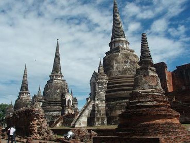 【ワット・プラ・スィ・サンペット】に到着♪<br /><br />アユタヤで最大規模を誇った王室専用寺院。<br />歴代の３人の王が眠るタイの最も重要な王宮建物です。<br /><br /><br />