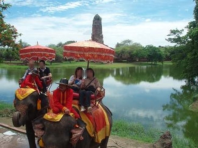 遺跡をバックに、他のお客さんとカメラ交換して記念撮影！！<br />象に乗った眺めは最高〜（≧▽≦）ノ