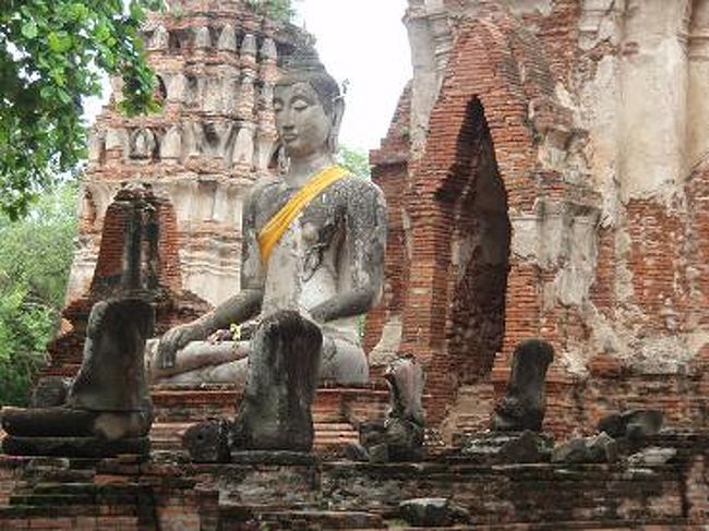 所々に、ビルマ軍の侵略により頭を切られた仏像が・・・