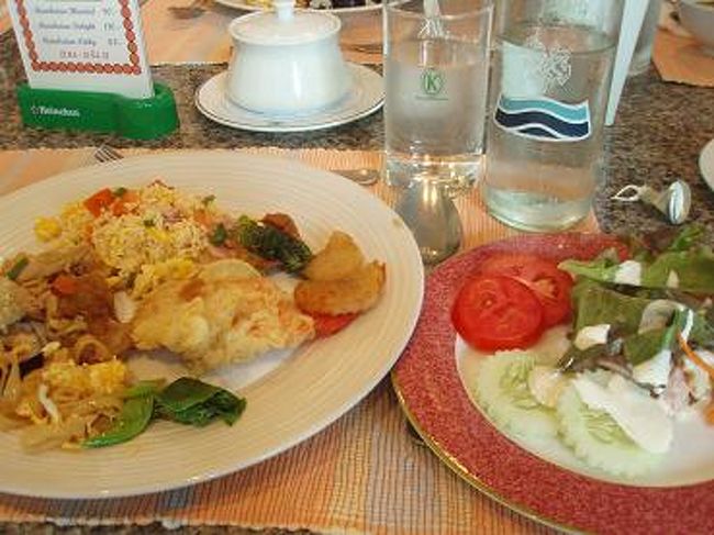 お昼になって・・・<br />レストランみたいなとこでランチバイキングです。<br />お水は有料なんですね〜(^_^;)